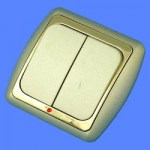 Выключатель 2 клавишный скрытой проводки С56-003 металлик цвет золотой с золотой рамкой с индик Дельта